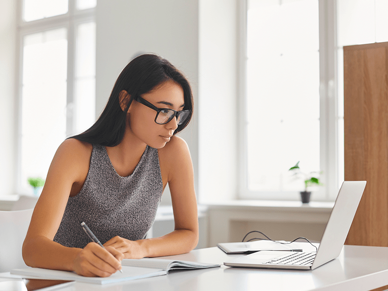 mujer estudiando bachillerato internacional